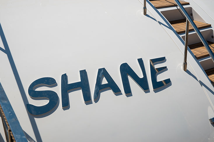 Pose d’un nom rétroéclairé modèle Shane